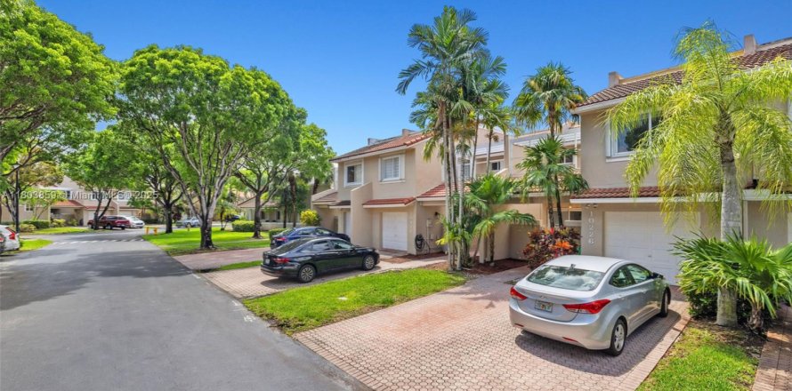 Townhouse in Doral, Florida 3 bedrooms, 176.33 sq.m. № 1728976