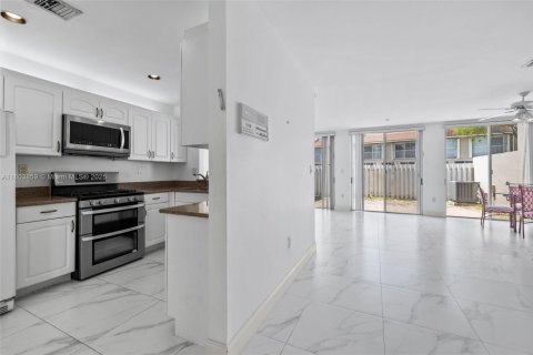 Townhouse in Doral, Florida 3 bedrooms, 176.33 sq.m. № 1728976 - photo 6