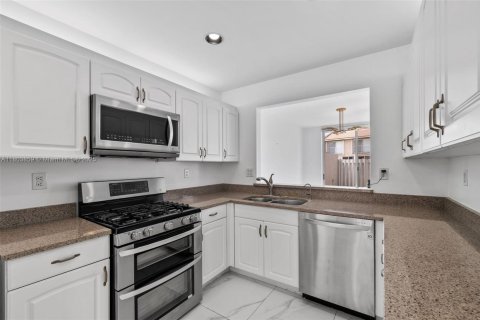 Townhouse in Doral, Florida 3 bedrooms, 176.33 sq.m. № 1728976 - photo 12