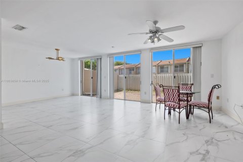 Townhouse in Doral, Florida 3 bedrooms, 176.33 sq.m. № 1728976 - photo 20