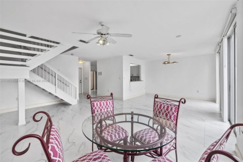 Townhouse in Doral, Florida 3 bedrooms, 176.33 sq.m. № 1728976 - photo 22