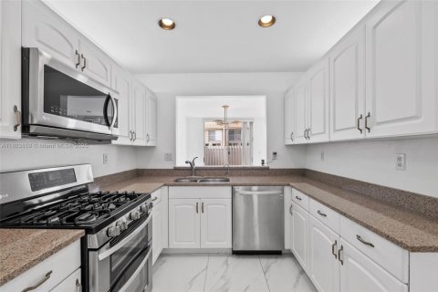 Townhouse in Doral, Florida 3 bedrooms, 176.33 sq.m. № 1728976 - photo 13