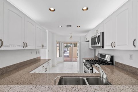 Townhouse in Doral, Florida 3 bedrooms, 176.33 sq.m. № 1728976 - photo 14