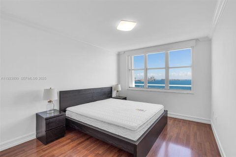Condominio en alquiler en Miami, Florida, 2 dormitorios, 89.19 m2 № 1983692 - foto 13