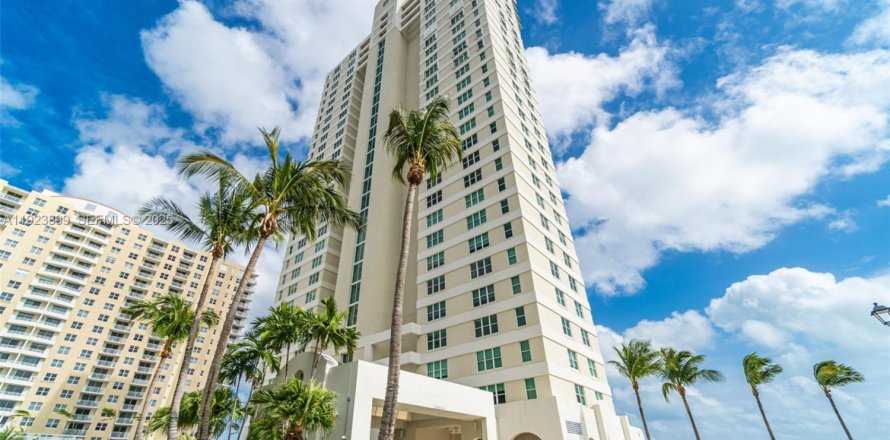 Condominio en Miami, Florida, 2 dormitorios  № 1983692