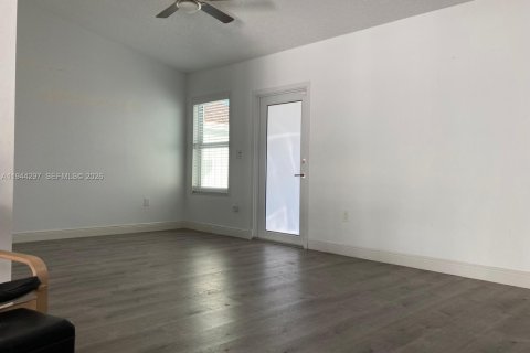 Casa en venta en Miami, Florida, 3 dormitorios, 108.88 m2 № 2001180 - foto 3