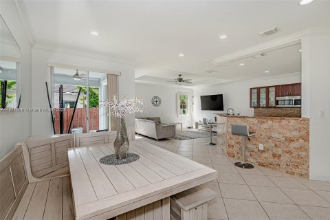 House in Miami, Florida 4 bedrooms, 197.23 sq.m. № 1925855 - photo 5