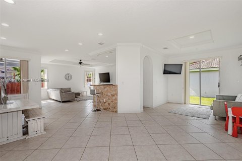 House in Miami, Florida 4 bedrooms, 197.23 sq.m. № 1925855 - photo 4