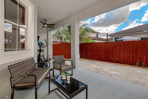 House in Miami, Florida 4 bedrooms, 197.23 sq.m. № 1925855 - photo 30