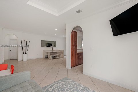 House in Miami, Florida 4 bedrooms, 197.23 sq.m. № 1925855 - photo 16