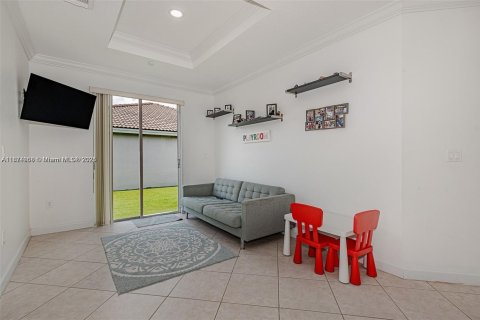 House in Miami, Florida 4 bedrooms, 197.23 sq.m. № 1925855 - photo 15