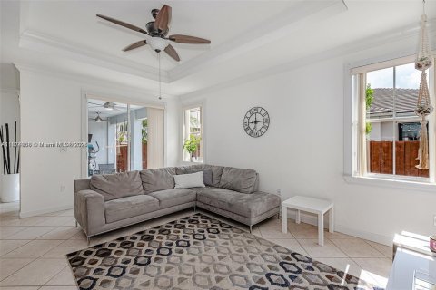 House in Miami, Florida 4 bedrooms, 197.23 sq.m. № 1925855 - photo 9