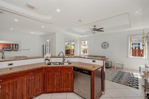House in Miami, Florida 4 bedrooms, 197.23 sq.m. № 1925855 - photo 14