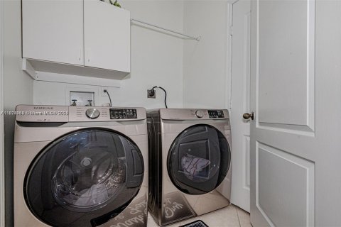 House in Miami, Florida 4 bedrooms, 197.23 sq.m. № 1925855 - photo 29