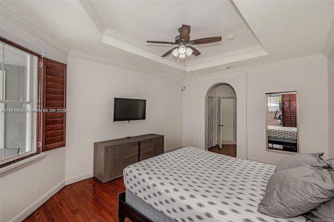 House in Miami, Florida 4 bedrooms, 197.23 sq.m. № 1925855 - photo 19