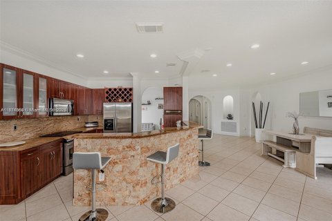 House in Miami, Florida 4 bedrooms, 197.23 sq.m. № 1925855 - photo 12