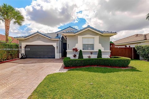 House in Miami, Florida 4 bedrooms, 197.23 sq.m. № 1925855 - photo 1