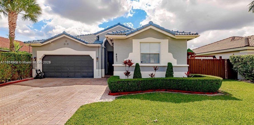 House in Miami, Florida 4 bedrooms, 197.23 sq.m. № 1925855