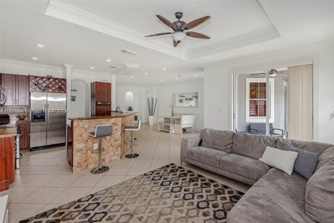 House in Miami, Florida 4 bedrooms, 197.23 sq.m. № 1925855 - photo 10