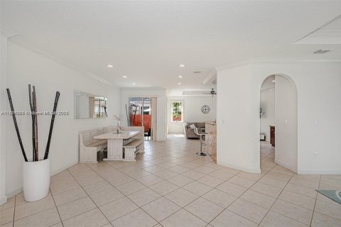 House in Miami, Florida 4 bedrooms, 197.23 sq.m. № 1925855 - photo 3