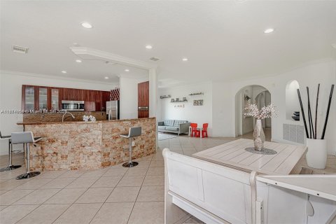 House in Miami, Florida 4 bedrooms, 197.23 sq.m. № 1925855 - photo 7