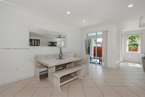 House in Miami, Florida 4 bedrooms, 197.23 sq.m. № 1925855 - photo 6