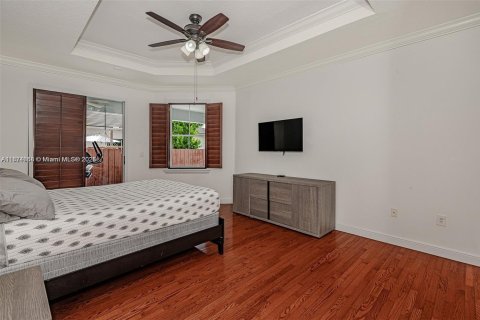 House in Miami, Florida 4 bedrooms, 197.23 sq.m. № 1925855 - photo 18