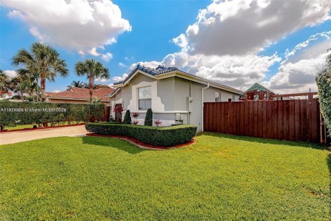 House in Miami, Florida 4 bedrooms, 197.23 sq.m. № 1925855 - photo 2