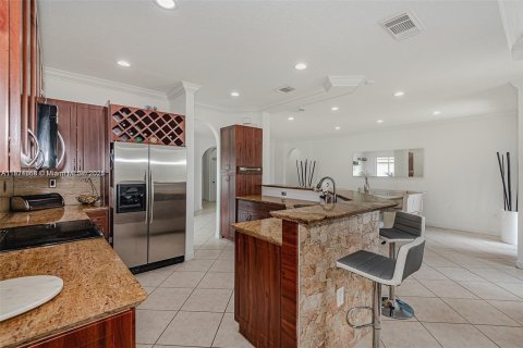 House in Miami, Florida 4 bedrooms, 197.23 sq.m. № 1925855 - photo 13