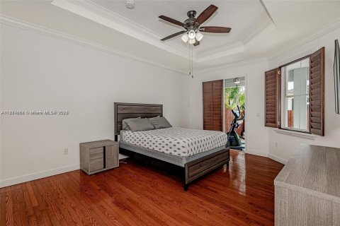 House in Miami, Florida 4 bedrooms, 197.23 sq.m. № 1925855 - photo 17