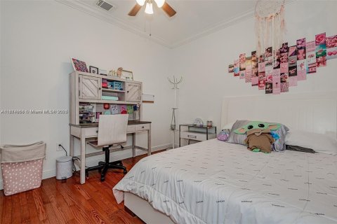 House in Miami, Florida 4 bedrooms, 197.23 sq.m. № 1925855 - photo 23