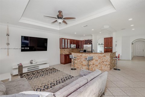 House in Miami, Florida 4 bedrooms, 197.23 sq.m. № 1925855 - photo 11