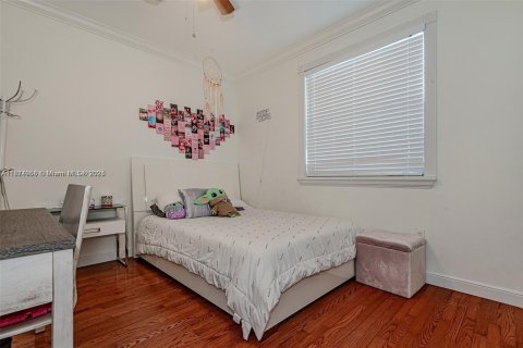 House in Miami, Florida 4 bedrooms, 197.23 sq.m. № 1925855 - photo 22