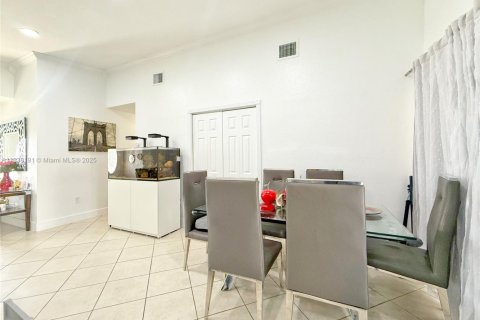 House in Miami, Florida 3 bedrooms, 110.09 sq.m. № 1828721 - photo 6