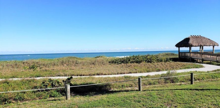 Condominio en Hutchinson Island South, Florida, 2 dormitorios № 1005072