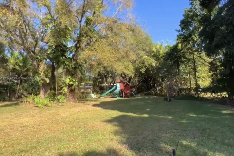 House in Miami, Florida 20 bedrooms № 1811725 - photo 20