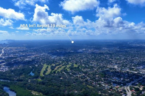 House in Miami, Florida 20 bedrooms № 1811725 - photo 13