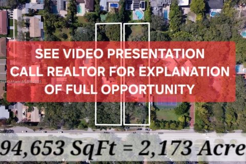 House in Miami, Florida 20 bedrooms № 1811725 - photo 1