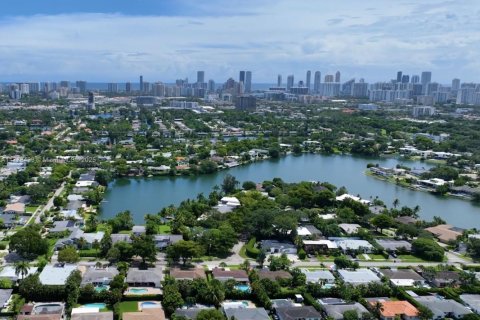 House in Miami, Florida 20 bedrooms № 1811725 - photo 15