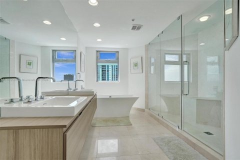 Condominio en venta en North Miami Beach, Florida, 2 dormitorios, 155.15 m2 № 1958302 - foto 15