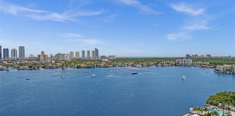 Condominio en North Miami Beach, Florida, 2 dormitorios № 1958302