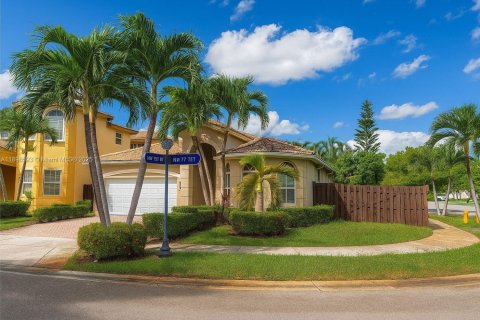 Villa ou maison à vendre à Doral, Floride: 4 chambres, 199.18 m2 № 2081604 - photo 2
