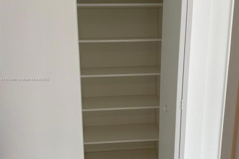 Condo in Miami, Florida, 3 bedrooms  № 1701182 - photo 13