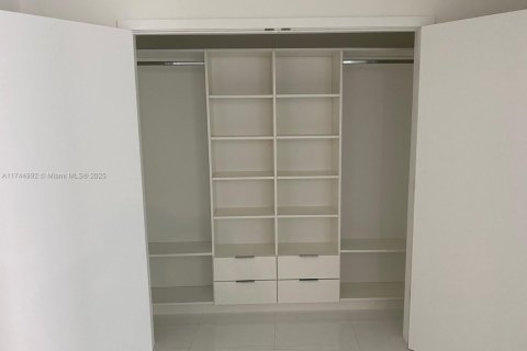 Condo in Miami, Florida, 3 bedrooms  № 1701182 - photo 11