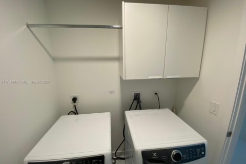 Condo in Miami, Florida, 3 bedrooms  № 1701182 - photo 12