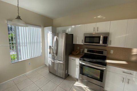 Townhouse in Miramar, Florida 3 bedrooms, 121.33 sq.m. № 2029634 - photo 20