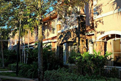 Townhouse in Miramar, Florida 3 bedrooms, 121.33 sq.m. № 2029634 - photo 2