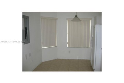 Townhouse in Miramar, Florida 3 bedrooms, 121.33 sq.m. № 2029634 - photo 4