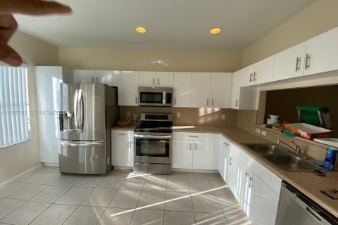 Townhouse in Miramar, Florida 3 bedrooms, 121.33 sq.m. № 2029634 - photo 19