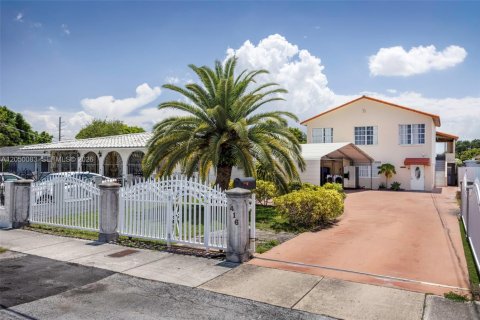 Commercial property in Miami, Florida 243.78 sq.m. № 2186379